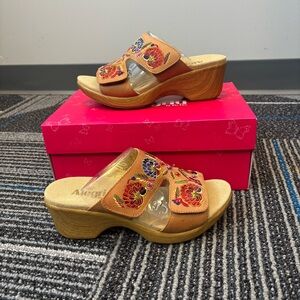 NIB Alegria New Linn Floral Embroidered Cognac Sandals Size 37, US 6.5-7